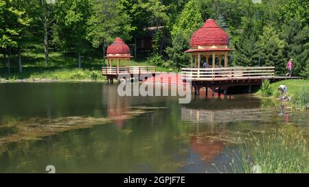 Nuovo Vrindaban Kusum Sarovara Lago e cigno case battello, , New Vrindaban, West Virginia, USA Foto Stock