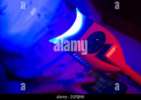 La lampada UV diventa blu al buio. Foto Stock