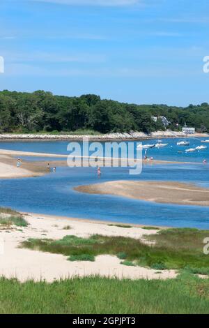 Pleasant Bay Cove Beach attrae amanti del sole e turisti nella sua posizione tranquilla e panoramica a Chatham, Massachusetts. Foto Stock