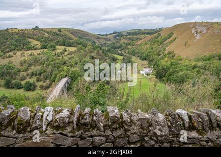 Monsal Dale che mostra il viadotto di testa nel Peak District, Derbyshire. Inghilterra Foto Stock