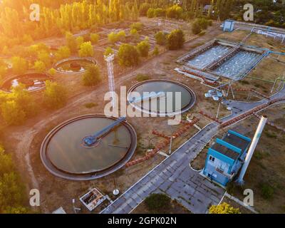 Moderno impianto di trattamento delle acque reflue, vista aerea dal drone al tramonto serale Foto Stock