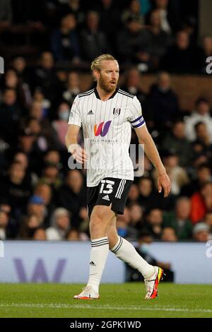 Londra, Regno Unito. 29 settembre 2021. Tim Ream del Fulham FC durante la partita EFL Sky Bet Championship tra Fulham e Swansea City a Craven Cottage, Londra, Inghilterra, il 29 settembre 2021. Foto di Carlton Myrie. Solo per uso editoriale, licenza richiesta per uso commerciale. Nessun utilizzo nelle scommesse, nei giochi o nelle pubblicazioni di un singolo club/campionato/giocatore. Credit: UK Sports Pics Ltd/Alamy Live News Foto Stock