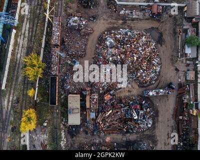 Settore del riciclaggio dei metalli. Vista dall'alto aerea del drone del deposito scarti Foto Stock