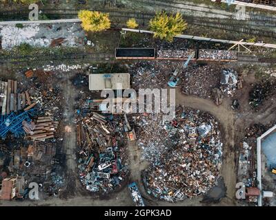 Settore del riciclaggio dei metalli. Vista dall'alto aerea del drone del deposito scarti Foto Stock
