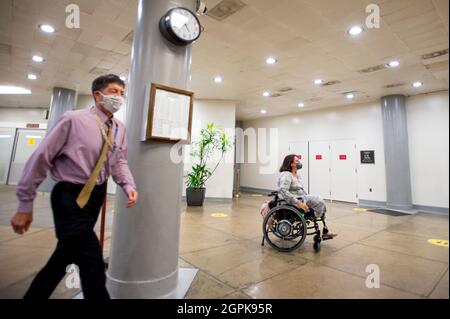 Washington, Vereinigte Staaten. 29 settembre 2021. Il senatore degli Stati Uniti Tammy Duckworth (democratico dell'Illinois) arriva al Campidoglio degli Stati Uniti per un voto nel tardo pomeriggio, a Washington, DC, mercoledì 29 settembre, 2021. Credit: Rod Lamkey/CNP/dpa/Alamy Live News Foto Stock