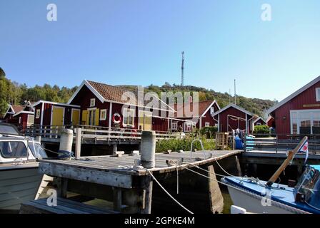 Case di pescatori lungo il lungomare, Fjällbacka, Svezia Foto Stock