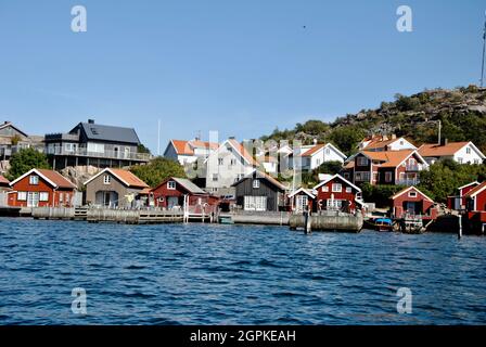 Case di pescatori lungo il lungomare, Fjällbacka, Svezia Foto Stock