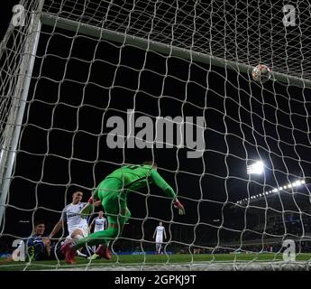 Bergamo, Italia. 29 settembre 2021. Matteo Pessina di Atalanta (1° L) segna durante la partita UEFA Champions League Group F tra Atalanta e Young Boys a Bergamo, 29 settembre 2021. Credit: Alberto Lingria/Xinhua/Alamy Live News Foto Stock