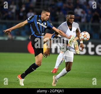 Bergamo, Italia. 29 settembre 2021. Merih Demiral (L) di Atalanta vibra con la Jordan Siebatcheu dei giovani ragazzi durante la partita di UEFA Champions League Group F tra Atalanta e i giovani ragazzi a Bergamo, 29 settembre 2021. Credit: Alberto Lingria/Xinhua/Alamy Live News Foto Stock