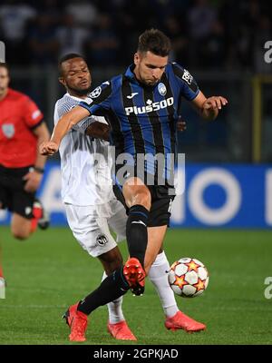 Bergamo, Italia. 29 settembre 2021. Berat Djimsiti (R) di Atalanta vibra con il Meschack Elia dei giovani ragazzi durante la partita di UEFA Champions League Group F tra Atalanta e i giovani ragazzi a Bergamo, 29 settembre 2021. Credit: Alberto Lingria/Xinhua/Alamy Live News Foto Stock