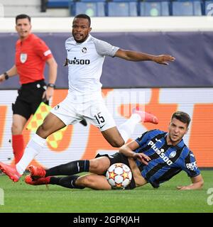 Bergamo, Italia. 29 settembre 2021. Berat Djimsiti (R) di Atalanta vibra con il Meschack Elia dei giovani ragazzi durante la partita di UEFA Champions League Group F tra Atalanta e i giovani ragazzi a Bergamo, 29 settembre 2021. Credit: Alberto Lingria/Xinhua/Alamy Live News Foto Stock