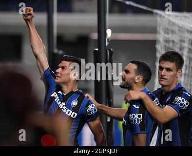 Bergamo, Italia. 29 settembre 2021. Matteo Pessina di Atalanta (1° L) celebra il suo traguardo con i suoi compagni di squadra durante la partita UEFA Champions League Group F tra Atalanta e Young Boys a Bergamo, 29 settembre 2021. Credit: Alberto Lingria/Xinhua/Alamy Live News Foto Stock