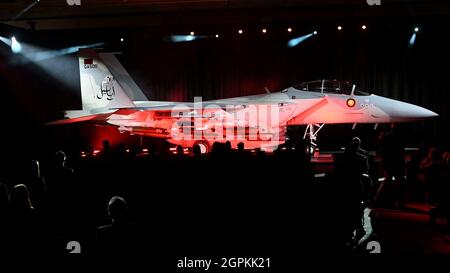 Il nuovo F-15QA Ababil combattente per l'Emiri Air Force del Qatar viene presentato durante la cerimonia di lancio presso la fabbrica Boeing a St. Louis, Missouri, 25 agosto 2021. Randal Efferson, l'Assistente della Guardia Nazionale dell'Aeronautica Centrale delle forze aeree del Comandante, ha partecipato all'evento per conto del 9° comandante dell'Aeronautica militare, per sostenere un partner stretto in Medio Oriente. Il rapporto che gli Stati Uniti condividono con il Qatar è fondamentale per la stabilità e la sicurezza dell'area di responsabilità del comando centrale. La cerimonia di attuazione della F-15QA ha segnato un passo avanti nell'interoperabilità e nella c Foto Stock