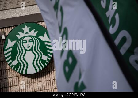 Arlington, Stati Uniti. 29 settembre 2021. Una visione generale del logo Starbucks in una caffetteria, ad Arlington, VA, mercoledì 29 settembre, 2021. (Graeme Sloan/Sipa USA) Credit: Sipa USA/Alamy Live News Foto Stock