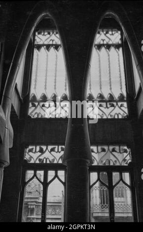Palau Güell (Trust Room): Archi e finestre, 1955. Autore: ANTONI GAUDI. Foto Stock