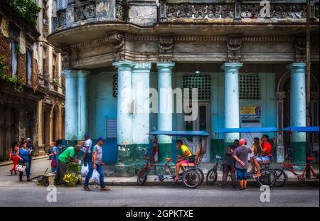 Havana, Cuba, 2019 luglio, scena urbana nella parte più antica della città, i tassisti tricicli in attesa di clienti Foto Stock