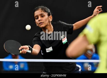 Doha, Qatar. 29 settembre 2021. Sreeja Akula dell'India compete contro Sato Hitomi del Giappone durante il quarterfinale femminile del team al campionato asiatico ITTF-ATTU di Doha 2021 a Doha, Qatar, 29 settembre 2021. Credit: Nikku/Xinhua/Alamy Live News Foto Stock