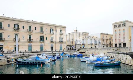 Splendidi edifici lungo il litorale dell'isola di Ortigia a Siracusa, Sicilia, Italia. Foto Stock