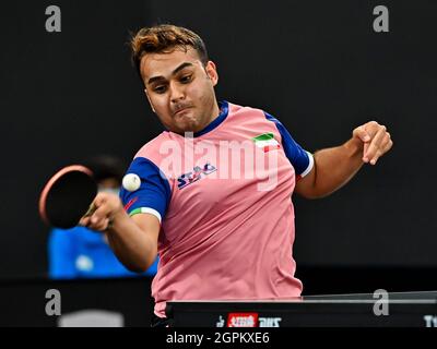 Doha, Qatar. 29 settembre 2021. Amir Hossein Hodaei dell'Iran compete contro Harmeet Desai dell'India durante la loro squadra di uomini quarti di finale ai campionati asiatici 2021 ITTF-ATTU Doha a Doha, Qatar, 29 settembre 2021. Credit: Nikku/Xinhua/Alamy Live News Foto Stock