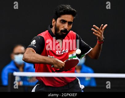 Doha, Qatar. 29 settembre 2021. Sathiyan Gnanasekaran dell'India compete contro Noshad Alamiyan dell'Iran durante il loro quarterfinal della squadra degli uomini al campionato asiatico di Doha ITTF-ATTU 2021 a Doha, Qatar, 29 settembre 2021. Credit: Nikku/Xinhua/Alamy Live News Foto Stock