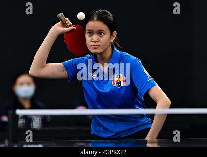 Doha, Qatar. 29 settembre 2021. Wirakarn Tayapitak della Thailandia compete contro Lee Zion della Corea del Sud durante il quarterfinal femminile al Campionato Asiatico di Doha ITTF-ATTU 2021 a Doha, Qatar, 29 settembre 2021. Credit: Nikku/Xinhua/Alamy Live News Foto Stock