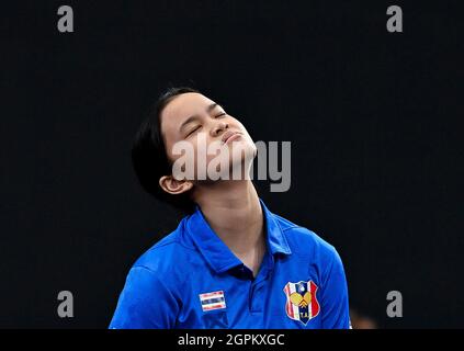 Doha, Qatar. 29 settembre 2021. Wirakarn Tayapitak della Thailandia reagisce contro Lee Zion della Corea del Sud durante il quarterfinal femminile al campionato asiatico ITTF-ATTU di Doha 2021 a Doha, Qatar, 29 settembre 2021. Credit: Nikku/Xinhua/Alamy Live News Foto Stock