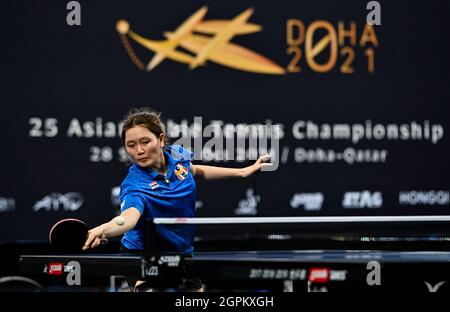 Doha, Qatar. 29 settembre 2021. Phantita Pinyopisan della Thailandia compete contro Jeon Jihee della Corea del Sud durante il quarterfinale femminile del team al campionato 2021 ITTF-ATTU Asian Doha a Doha, Qatar, 29 settembre 2021. Credit: Nikku/Xinhua/Alamy Live News Foto Stock