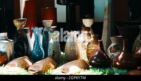 I vasi in ceramica in luce e ombra Foto Stock