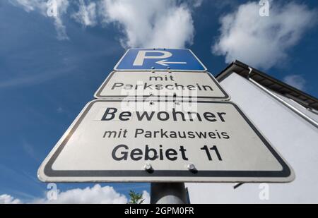 28 settembre 2021, Baden-Wuerttemberg, Tübingen: Un cartello nel centro della città indica un parcheggio per i residenti. Il 30 settembre, il consiglio comunale di Tübingen discuterà dell'aumento delle tariffe di parcheggio dei residenti. Foto: Marijan Murat/dpa Foto Stock