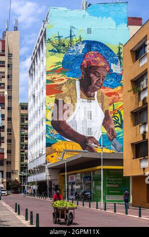 Grande murale di una femmina pescivetta sulla facciata laterale di un edificio di uffici, la Matuna, Cartagena de Indias, Colombia. Foto Stock