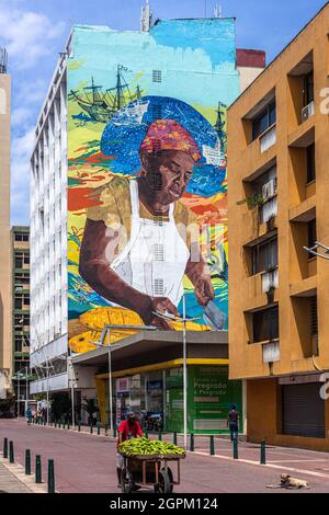 Grande murale di una femmina pescivetta sulla facciata laterale di un edificio di uffici, la Matuna, Cartagena de Indias, Colombia. Foto Stock