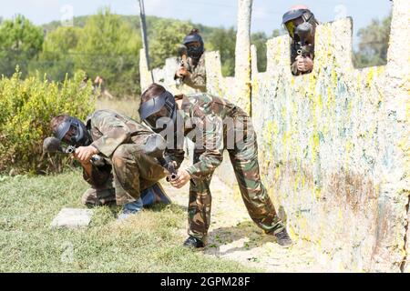 Giocatore di paintball femminile che mira a sparare Foto Stock