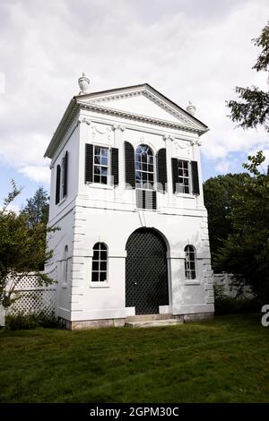 The Derby Summer House at Glen Magna Farms in Danvers, Massachusetts, USA. Lo storico edificio del 1794 fu portato qui da William Endicott Jr. Nel 1901. Foto Stock