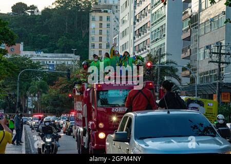 Nitreói, Rio de Janeiro, Brasile - 6 agosto 2021: Campioni olimpici in vela 49erFX Martine Grael e Kahena Kunze sfilano in auto aperta attraverso thei Foto Stock