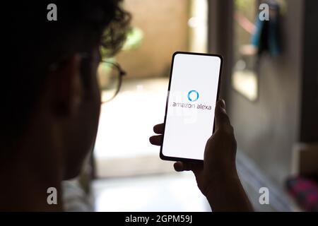 West Bangal, India - 28 settembre 2021 : Amazon Alexa logo sullo schermo del telefono immagine stock. Foto Stock