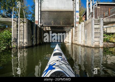 Entrando nel Mar Baltico dalla piscina di acqua dolce Uusikaupunki attraverso le saracinesche automatiche, in Finlandia Foto Stock