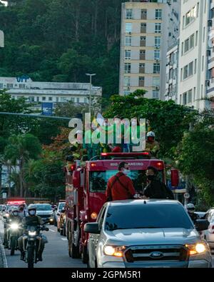 Nitreói, Rio de Janeiro, Brasile - 6 agosto 2021: Campioni olimpici in vela 49erFX Martine Grael e Kahena Kunze sfilano in auto aperta attraverso thei Foto Stock