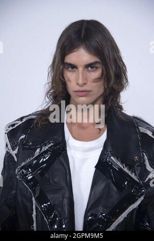 Un modello indossa una creazione di Olivier Rousteing prima del Festival Balmain come parte della Paris Fashion Week Womenswear Primavera/Estate 2022 a la Seine musicale a Boulogne-Billancourt, Francia il 29 settembre 2021. Foto di Aurore Marechal/ABACAPRESS.COM Foto Stock