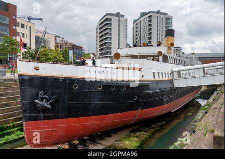 Belfast, N.Ireland- 4 settembre 2021: La barca Nomadic Cherbough vicino al museo del Titanic nella città di Belfast. Foto Stock