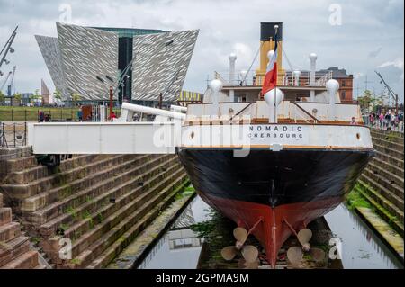 Belfast, N.Ireland- 4 settembre 2021: La barca Nomadic Cherbough vicino al museo del Titanic nella città di Belfast. Foto Stock