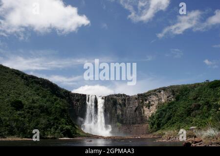 cascata tra le montagne di giorno Foto Stock