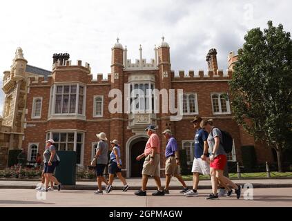 Orlando, Stati Uniti. 29 settembre 2021. La gente cammina vicino al padiglione del Regno Unito al parco a tema Epcot durante la "Celebrazione più Magica del mondo" - il cinquantesimo anniversario del Walt Disney World Resort! Mercoledì 29 settembre 2021 a Orlando, Florida. Foto di John Angelillo/UPI Credit: UPI/Alamy Live News Foto Stock