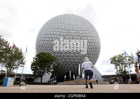 Orlando, Stati Uniti. 29 settembre 2021. La nave spaziale terrestre si trova all'ingresso del parco a tema Epcot durante la "Celebrazione più Magica del mondo", il 50° anniversario del Walt Disney World Resort! Mercoledì 29 settembre 2021 a Orlando, Florida. Foto di John Angelillo/UPI Credit: UPI/Alamy Live News Foto Stock