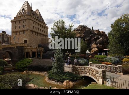 Orlando, Stati Uniti. 29 settembre 2021. La gente esce ed entra nel Padiglione Canadese al parco a tema Epcot durante la "Celebrazione più Magica del mondo" - il cinquantesimo anniversario del Walt Disney World Resort! Mercoledì 29 settembre 2021 a Orlando, Florida. Foto di John Angelillo/UPI Credit: UPI/Alamy Live News Foto Stock