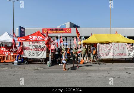 La manifestazione dei camminatori di GKN Melrose a campi Bisenzio, Firenze italy.The lavoratori protestano contro il licenziamento e l'offshoring della fabbrica Foto Stock