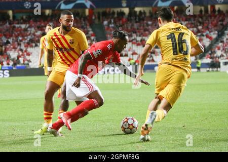 Lisbona, Portogallo. 29 settembre 2021. Valentino Lazaro di Benfica e Memphis Depay, Pedri del FC Barcelona durante la UEFA Champions League, la partita di calcio del Gruppo e tra SL Benfica e il FC Barcelona il 29 settembre 2021 all'Estadio da Luz di Lisbona, Portogallo - Foto Laurent Lairys/DPPI Credit: DPPI Media/Alamy Live News Foto Stock