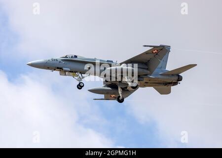 La Swiss Air Force McDonnell Douglas fa-18C Hornet (REG: J-5026) atterra sulla pista 13, per l'Airshow il prossimo fine settimana. Foto Stock