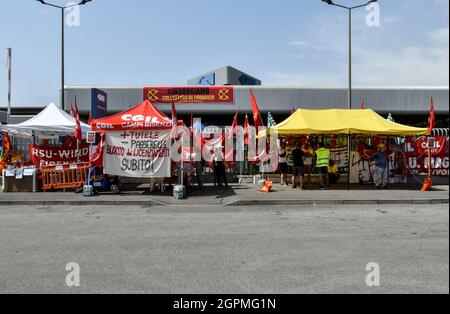 La manifestazione dei camminatori di GKN Melrose a campi Bisenzio, Firenze italy.The lavoratori protestano contro il licenziamento e l'offshoring della fabbrica Foto Stock