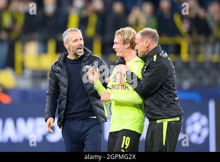 Giubilo finale DO, da sinistra a destra allenatore Marco ROSE (DO), Julian BRANDT (DO), co-allenatore Alexander ZICKLER (DO) Soccer Champions League, gara preliminare 2° giorno di incontro, Borussia Dortmund (DO) - Sporting Lisbon (LIS) 1: 0, il 28 settembre 2021 a Dortmund/Germania. Â Foto Stock