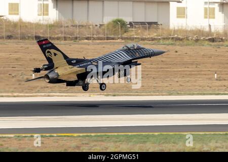Turkish Air Force General Dynamics F-16C Fighting Falcon solo Turk (REG: 88-0029) decollo per un'esposizione pratica. Foto Stock